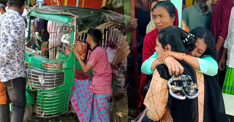 ছোট্ট রোহানের একজোড়া রঙিন জুতো আঁকড়ে কান্নায় ভেঙে পড়েছেন মা রুপালী